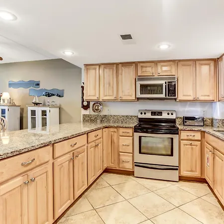 2Nd Floor 2 Bed/2 Bath Beachfront Condo Sleeps 6. Patio & Pool.